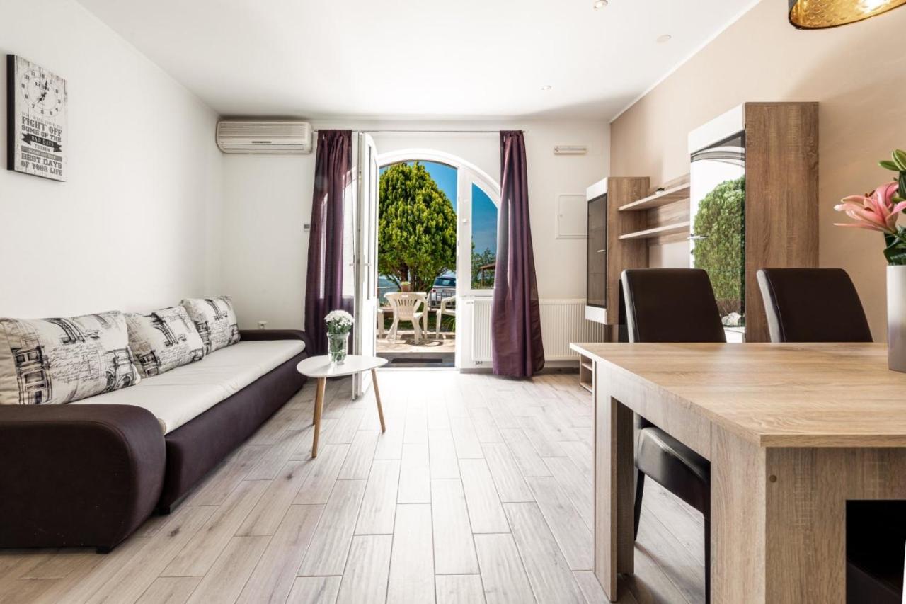 Village Apartments Mimi Pridvorje エクステリア 写真